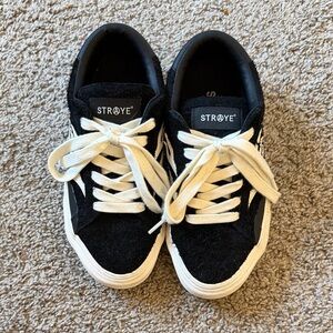STRAYE Women's Black and White Sneakers